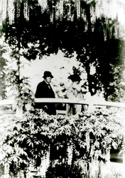 Georges Clemenceau (1841-1929) Claude Monet (1841-1926) y Alice Butler (1894-1949) en el Puente Japonés en el jardín de Monet, Giverny, 1921